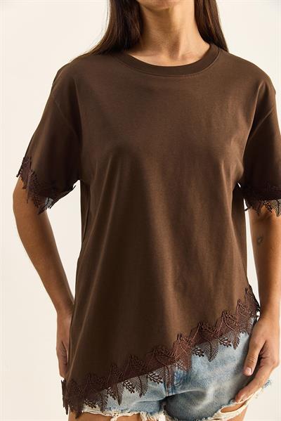 Kadın Bisiklet Yaka Dantel Detaylı Asimetrik Kesim Oversize T-Shirt 2224 60286124 - Kahverengi