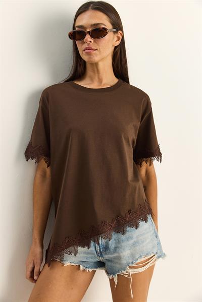Kadın Bisiklet Yaka Dantel Detaylı Asimetrik Kesim Oversize T-Shirt 2224 60286124 - Kahverengi