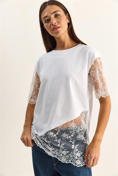 Kadın Bisiklet Yaka Dantel Garnili Asimetrik Kesim Relaxed Fit T-Shirt 2225 60286125 - Beyaz
