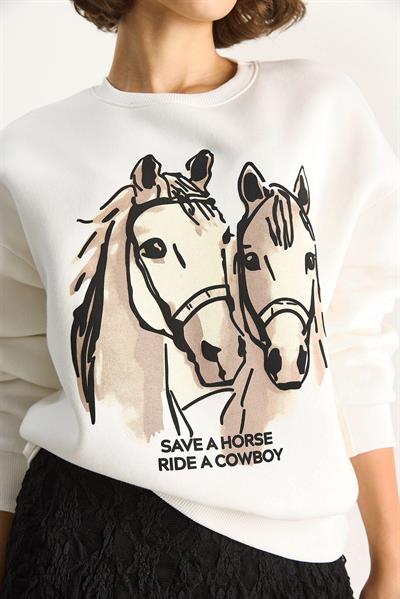 Kadın Bisiklet Yaka Dijital Cowboy Baskılı Salaş Sweatshirt 6896 60283521 - Beyaz