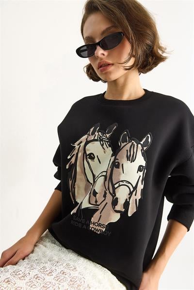 Kadın Bisiklet Yaka Dijital Cowboy Baskılı Salaş Sweatshirt 6896 60283521 - Siyah
