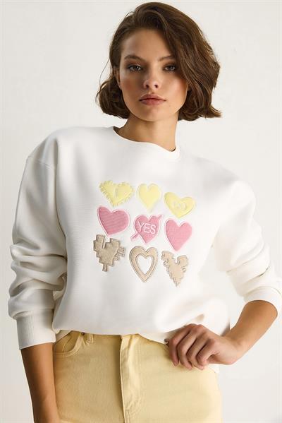 Kadın Bisiklet Yaka Kalp Nakışlı Şardonlu Üç İplik Sweatshirt 6875 60283520 - Beyaz