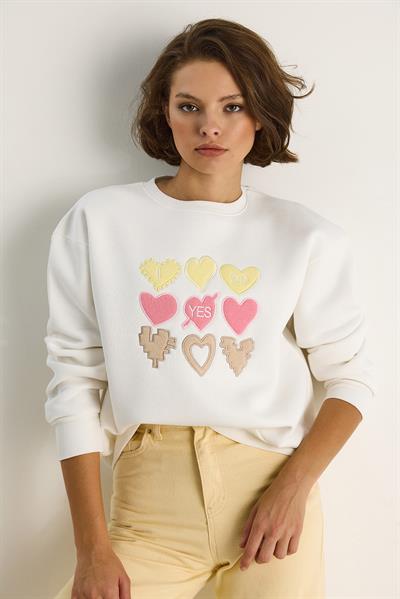 Kadın Bisiklet Yaka Kalp Nakışlı Şardonlu Üç İplik Sweatshirt 6875 60283520 - Beyaz