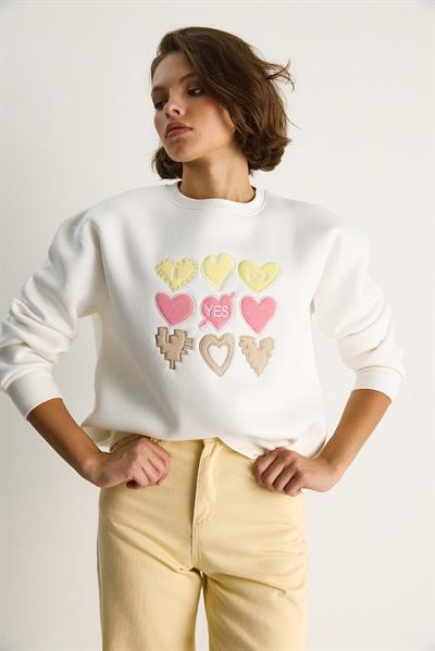 Kadın Bisiklet Yaka Kalp Nakışlı Şardonlu Üç İplik Sweatshirt 6875 60283520 - Beyaz