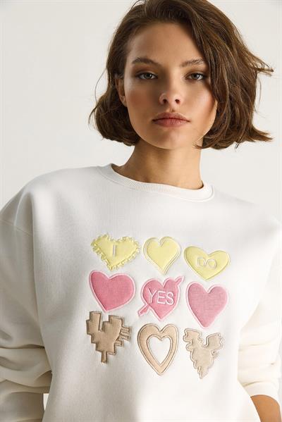 Kadın Bisiklet Yaka Kalp Nakışlı Şardonlu Üç İplik Sweatshirt 6875 60283520 - Beyaz