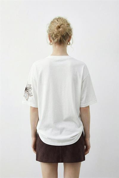 Kadın Boncuk Taş İşlemeli Çiçek Desenli Kol Detaylı Bisiklet Yaka T-Shirt 2107 60283972 - Beyaz