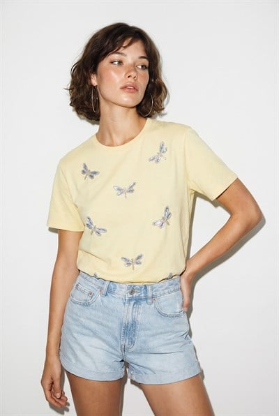 Kadın Boncuk Taş İşlemeli Yusufçuk Desenli Rahat Kalıp T-Shirt 2212 60283971 - Sarı