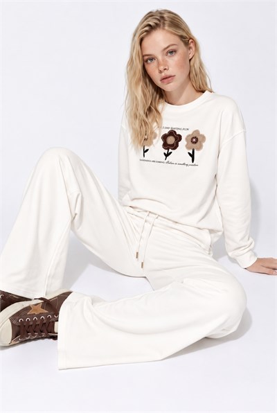 Kadın Boncuk ve Pul İşlemeli Çiçek Aplikeli Oversize Sweat Bol Pantolon Pamuk Modal Takım 2265 60286491 - Ekru