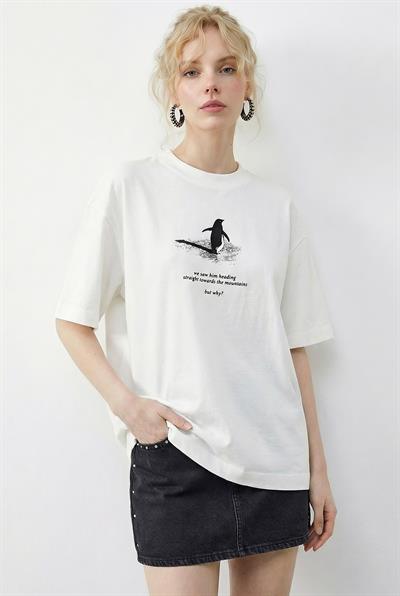 Kadın But Why? Penguen Baskılı Oversize Pamuklu T-Shirt ÖT261009 60283986 - Beyaz