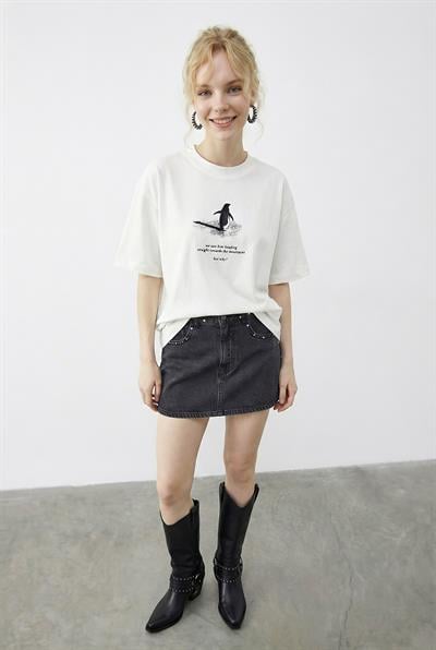 Kadın But Why? Penguen Baskılı Oversize Pamuklu T-Shirt ÖT261009 60283986 - Beyaz