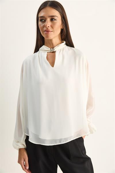 Kadın Dik Yaka Metal Aksesuarlı Transparan Kollu Şifon Bluz 1001 60286160 - Beyaz