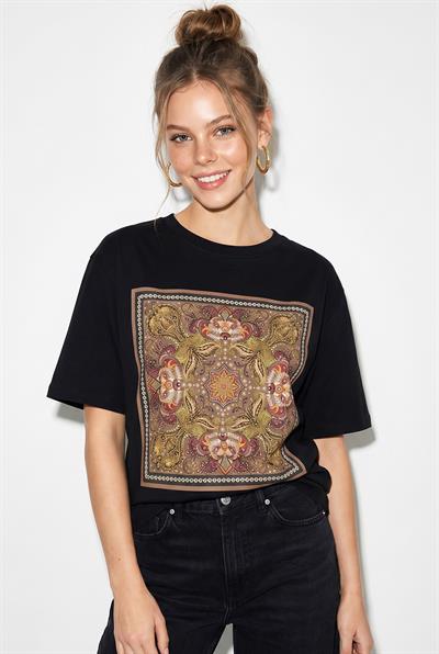 Kadın Etnik Desenli Boncuk İşlemeli Baskı Detaylı Oversize T-Shirt 2128 60286123 - Siyah