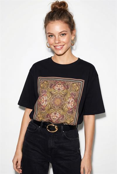 Kadın Etnik Desenli Boncuk İşlemeli Baskı Detaylı Oversize T-Shirt 2128 60286123 - Siyah