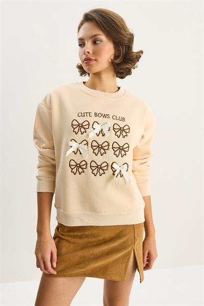 Kadın Fiyonk Nakışlı Kurdele Aksesuarlı Üç İplik Şardonlu Sweatshirt 60601048 - Bej