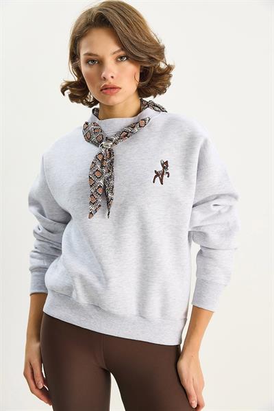Kadın Fular Detaylı Ceylan Nakışlı Üç İplik Şardonlu Oversize Sweatshirt 6916 60283615 - Gri