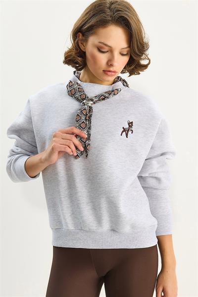 Kadın Fular Detaylı Ceylan Nakışlı Üç İplik Şardonlu Oversize Sweatshirt 6916 60283615 - Gri