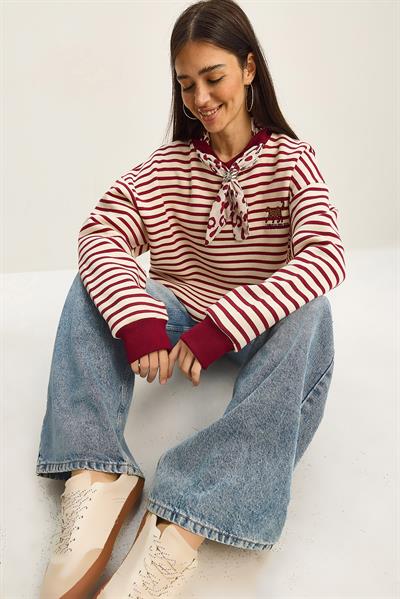 Kadın Fular Detaylı Leopar Nakışlı Çizgili Üç İplik Şardonlu Oversize Sweatshirt 6973 60283818 - Ekru-Bordo