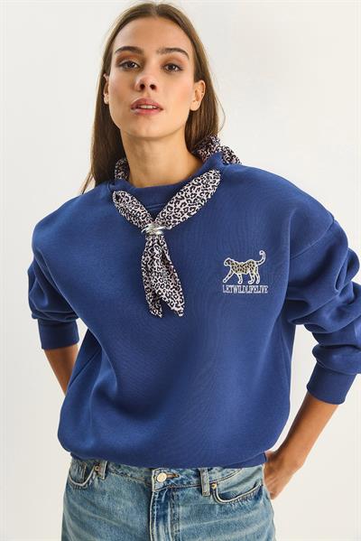 Kadın Fular Detaylı Leopar Nakışlı Üç İplik Şardonlu Oversize Sweatshirt 6917 60283616 - Lacivert