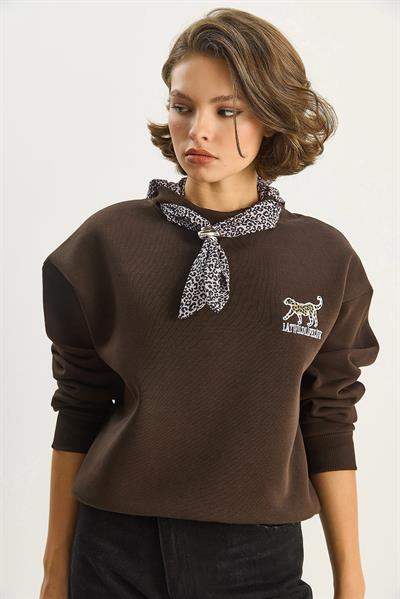 Kadın Fular Detaylı Leopar Nakışlı Üç İplik Şardonlu Oversize Sweatshirt 6917 60283616 - Acı Kahve