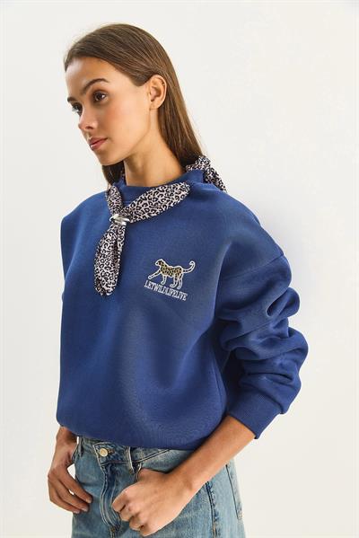 Kadın Fular Detaylı Leopar Nakışlı Üç İplik Şardonlu Oversize Sweatshirt 6917 60283616 - Lacivert