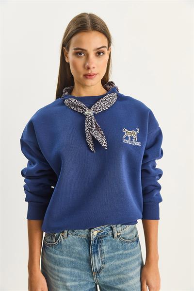 Kadın Fular Detaylı Leopar Nakışlı Üç İplik Şardonlu Oversize Sweatshirt 6917 60283616 - Lacivert