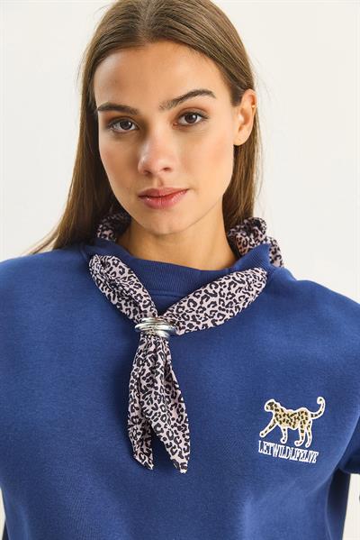 Kadın Fular Detaylı Leopar Nakışlı Üç İplik Şardonlu Oversize Sweatshirt 6917 60283616 - Lacivert