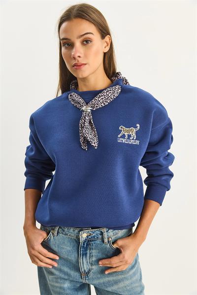 Kadın Fular Detaylı Leopar Nakışlı Üç İplik Şardonlu Oversize Sweatshirt 6917 60283616 - Lacivert