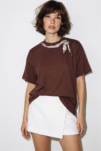 Kadın Fular ve İnci Detaylı Bisiklet Yaka Oversize Basic T-Shirt 360096 60286358 - Acı Kahve