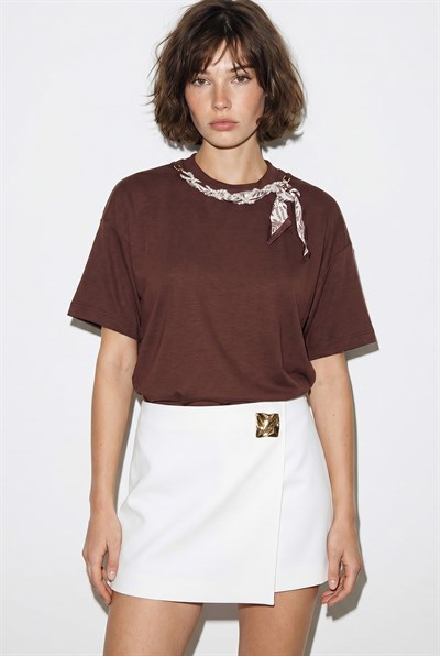 Kadın Fular ve İnci Detaylı Bisiklet Yaka Oversize Basic T-Shirt 360096 60286358 - Acı Kahve