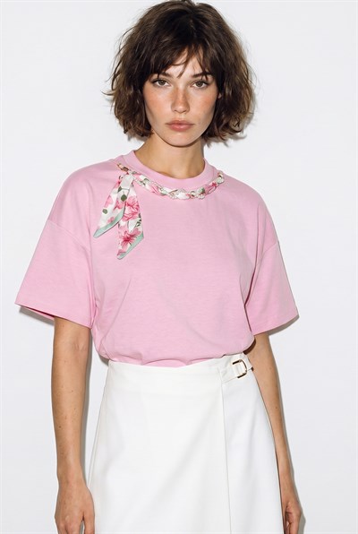 Kadın Fular ve İnci Detaylı Bisiklet Yaka Oversize Basic T-Shirt 360096 60286358 - Pembe