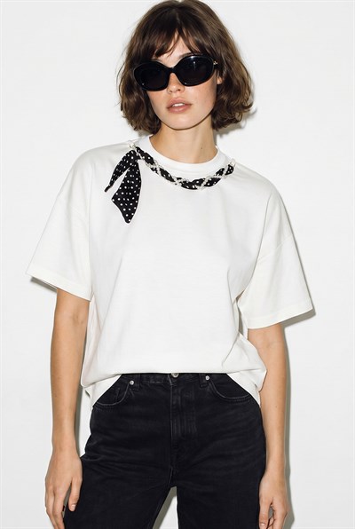 Kadın Fular ve İnci Detaylı Bisiklet Yaka Oversize Basic T-Shirt 360096 60286358 - Beyaz