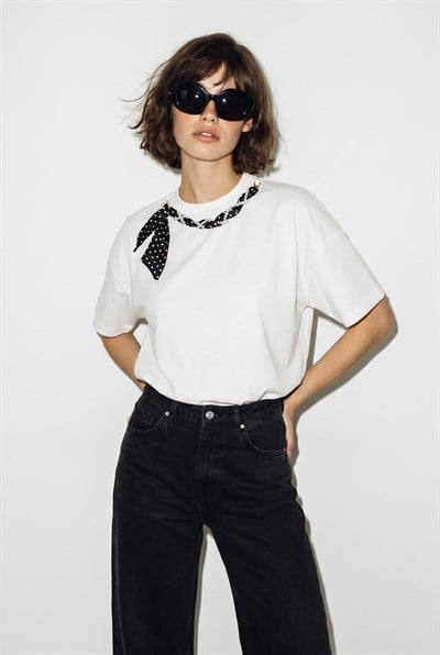 Kadın Fular ve İnci Detaylı Bisiklet Yaka Oversize Basic T-Shirt 360096 60286358 - Beyaz