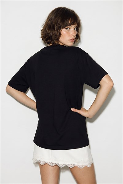 Kadın Fular ve İnci Detaylı Bisiklet Yaka Oversize Basic T-Shirt 360096 60286358 - Siyah