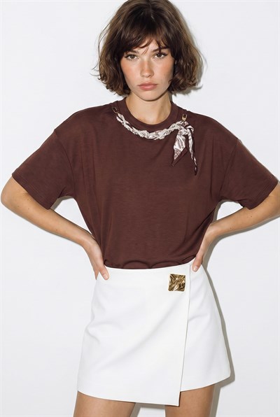 Kadın Fular ve İnci Detaylı Bisiklet Yaka Oversize Basic T-Shirt 360096 60286358 - Acı Kahve