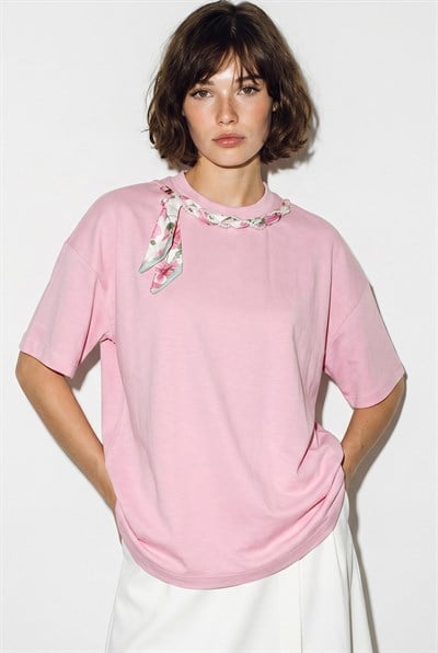Kadın Fular ve İnci Detaylı Bisiklet Yaka Oversize Basic T-Shirt 360096 60286358 - Pembe