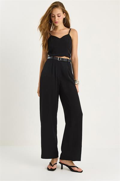 Kadın İnce Askılı Gipe Detaylı Crop Bluz Kemerli Cepli Bol Pantolon Takım 9379 60281104 - Siyah