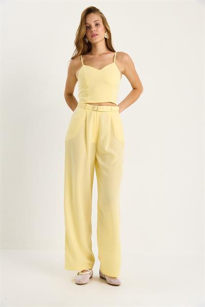 Kadın İnce Askılı Gipe Detaylı Crop Bluz Kemerli Cepli Bol Pantolon Takım 9379 60281104 - Sarı
