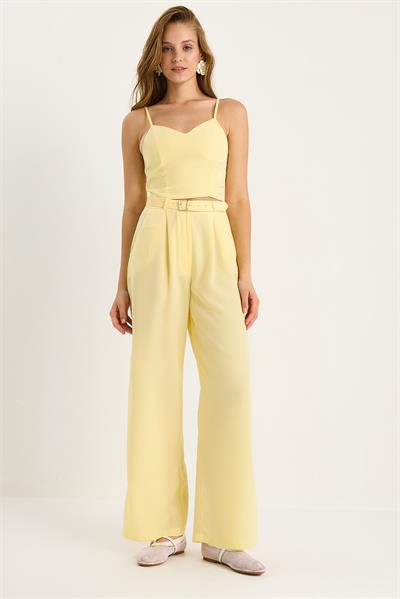 Kadın İnce Askılı Gipe Detaylı Crop Bluz Kemerli Cepli Bol Pantolon Takım 9379 60281104 - Sarı