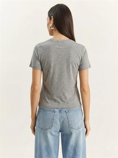 Kadın Kabartma Çiçek Aplikeli Yazı Baskılı Basic T-Shirt 7524 60283951 - Gri