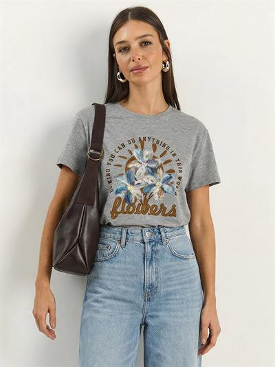 Kadın Kabartma Çiçek Aplikeli Yazı Baskılı Basic T-Shirt 7524 60283951 - Gri