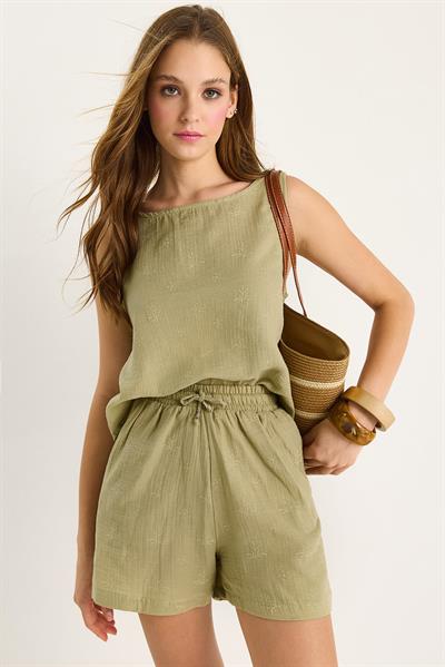 Kadın Kalın Askılı Bluz Beli Lastikli Cep Dataylı Şort Kendinden Çiçek Nakışlı Müslin Takım 60282018 - Haki