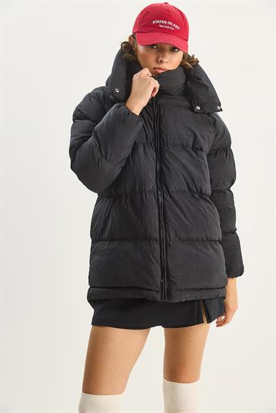 Kadın Kapüşonlu Cep Detaylı Astarlı Oversize Krinkıl Şişme Mont 60283684 - Siyah