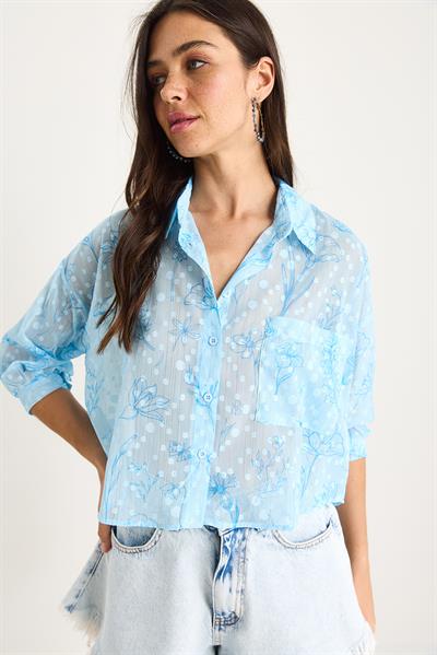 Kadın Kendinden Çiçek Desenli Yarım Kollu Tek Cep Detaylı Jakarlı Transparan Gömlek 60282019 - Bebe Mavisi