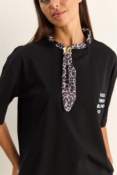 Kadın Leopar Desenli Fular Detaylı Nakışlı Pamuklu Oversize T-Shirt 5298 60283979 - Siyah