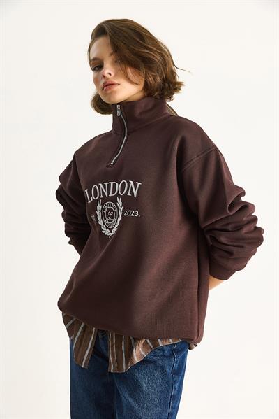 Kadın London İşlemeli Dik Yaka Fermuar Detaylı Şardonlu Oversize Sweatshirt 10003 60283529 - Kahverengi