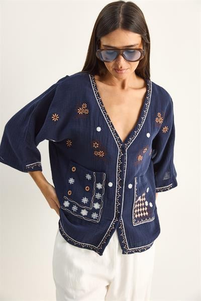 Kadın Nakış İşlemeli Cep Detaylı V Yaka Müslin Gömlek 2231 60286188 - Lacivert