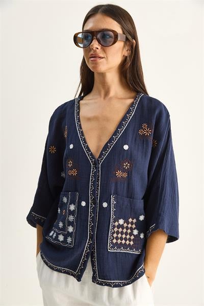 Kadın Nakış İşlemeli Cep Detaylı V Yaka Müslin Gömlek 2231 60286188 - Lacivert