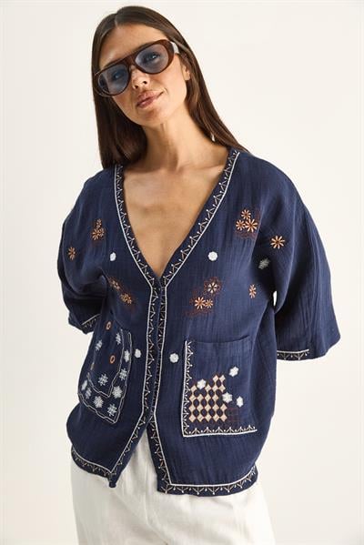 Kadın Nakış İşlemeli Cep Detaylı V Yaka Müslin Gömlek 2231 60286188 - Lacivert