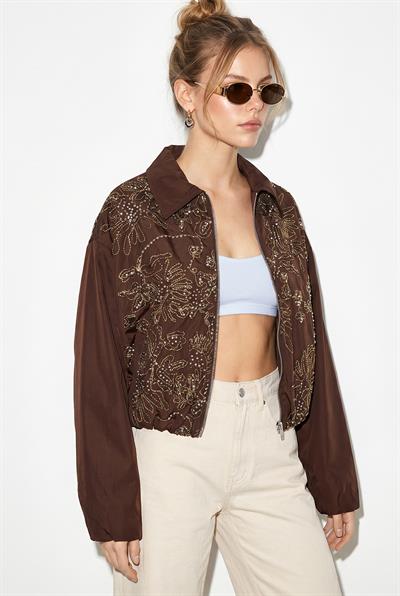 Kadın Nakış ve Pul İşleme Detaylı Astarlı Fermuarlı Crop Bomber Ceket 38194 60286212 - Acı Kahve