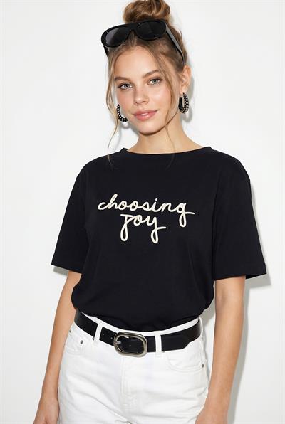 Kadın Nakışlı Yazı İşlemeli Kayık Yaka T-Shirt 60382604 - Siyah